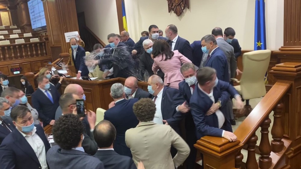 FOTO/VIDEO: Pahare sparte, microfoane rupte și stropire cu apă în Parlament. „Dodon, opreşte-te”